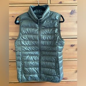UNIQLO Women Size S Green Camouflage Down Vest Quilted Lightweight Full Zip